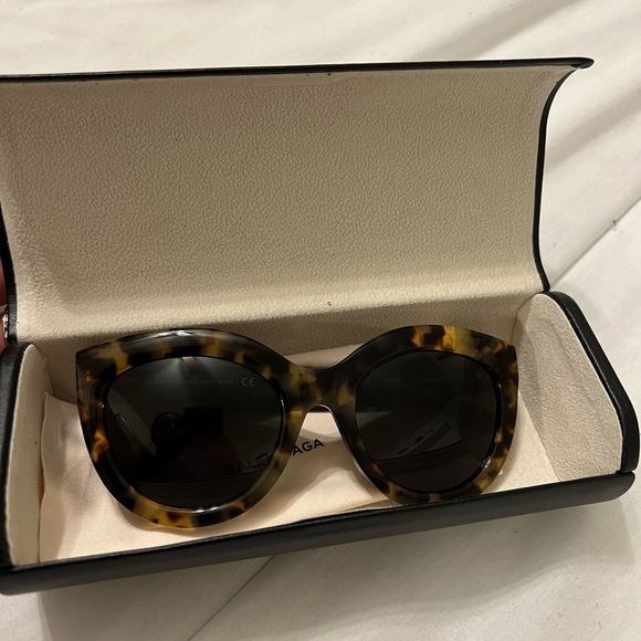Authentic Balenciaga sunglasses. Tortoiseshell can you show - Picture 2 of 3